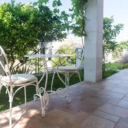 Gaura - Comfort One-bedroom With Terrace