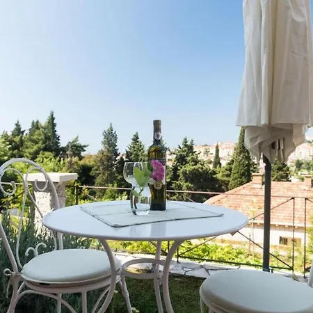 Gaura - Comfort One-bedroom With Terrace *